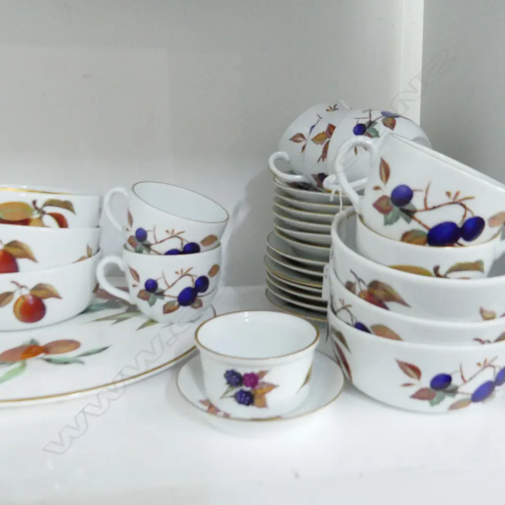 ROYAL WORCESTER 'EVESHAM' 6 TRIOS, CAKE PLATE, 6 BOWLS, 2 SERVING DISHES, 2 JUGS ETC.. Image 1++