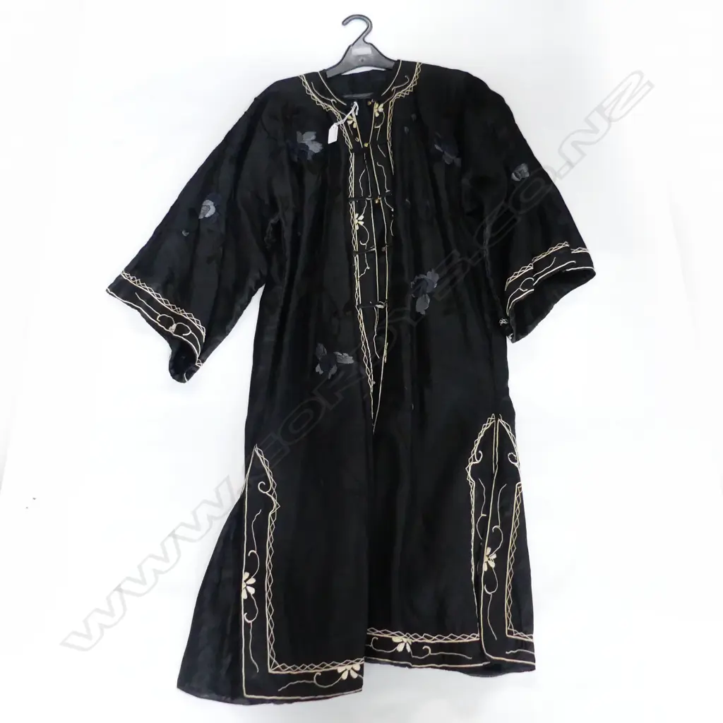 VINTAGE BLACK SILK / SATIN? EMBROIDERED CHINESE DRESSING GOWN / JACKET Image 1++