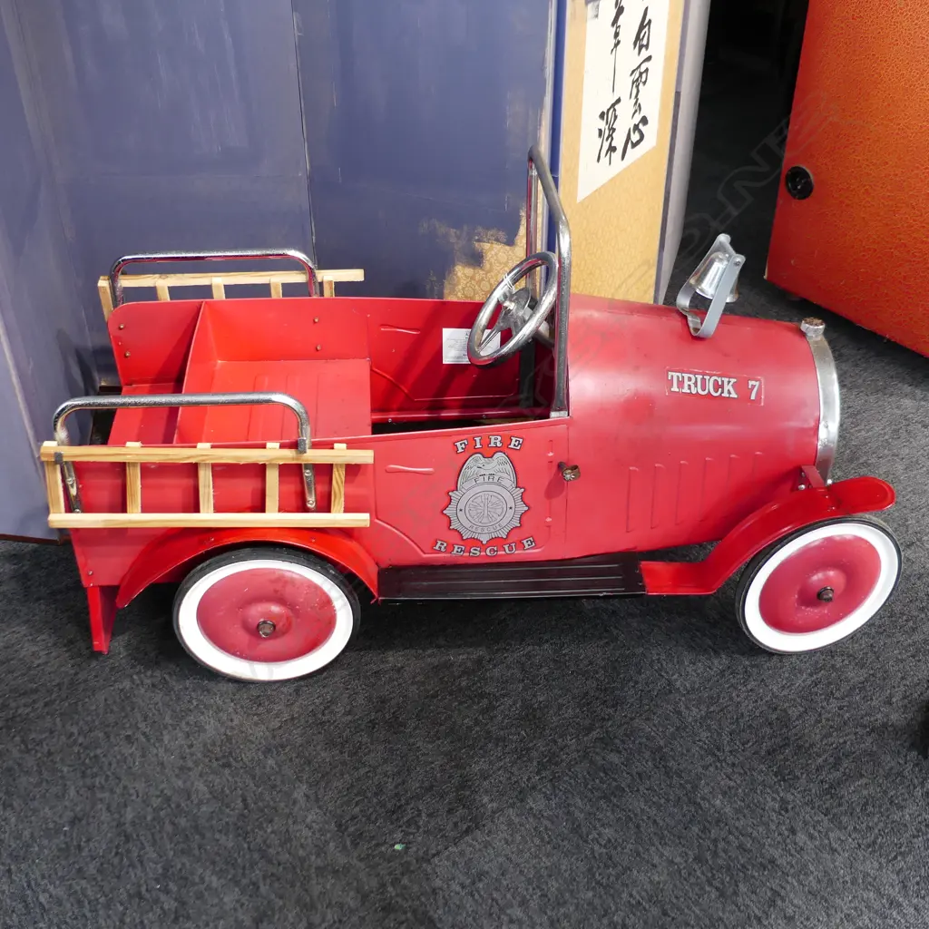RED METAL FIRE ENGINE PEDAL CAR L.1140mm Image 1++