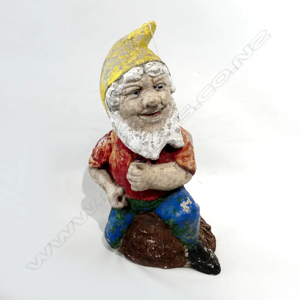 OLD CONCRETE PAINTED GARDEN GNOME H. 550MM Image 1++