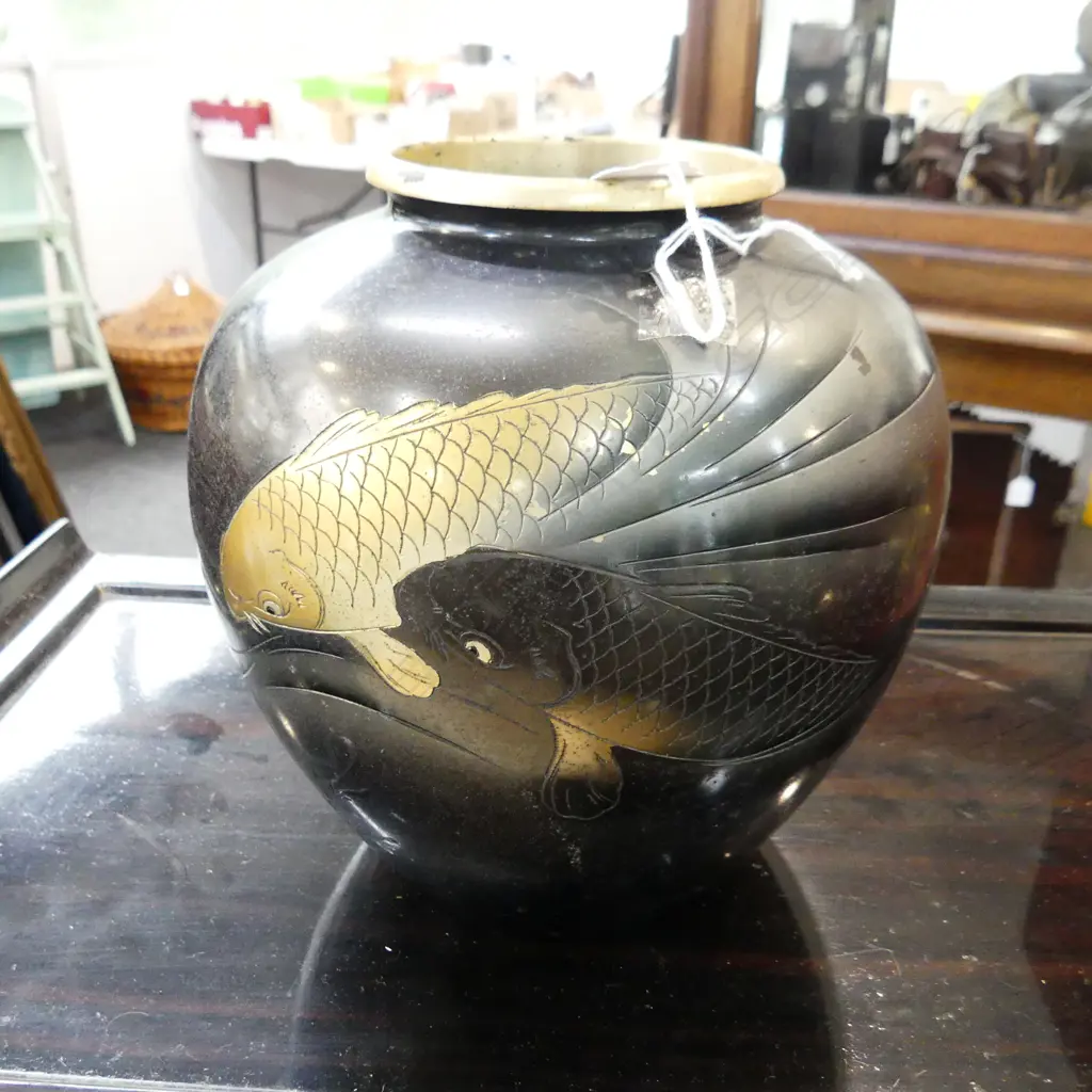 JAPANESE BRONZE VASE W 2 engraved carp on dark ground H.180mm Image 1++