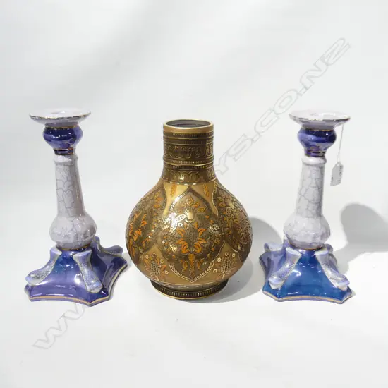PR CHINESE BLUE CERAMIC CANDLESTICKS H.270m + MIDDLE EASTERN GLASS VASE - BRASS FINISH H.250mm