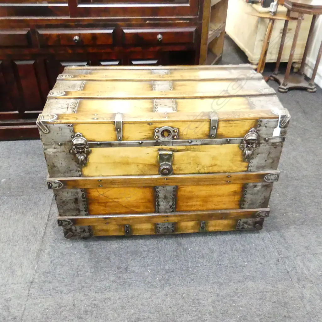 LG WOODEN ORIENTAL STEAMER CHEST w. METAL DETAIL 860x530x570mm Image 1++