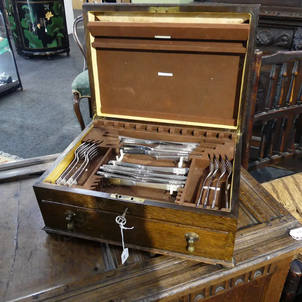 CANTEEN w. COMMUNITY PLATE 'CORONATION' 8 PLACE CUTLERY SET... Image 1++