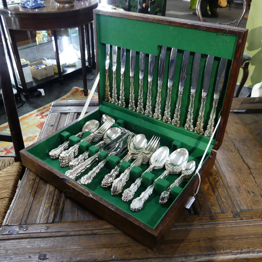 CANTEEN w. COMMUNITY PLATE 12 PLACE SETTING Image 1++