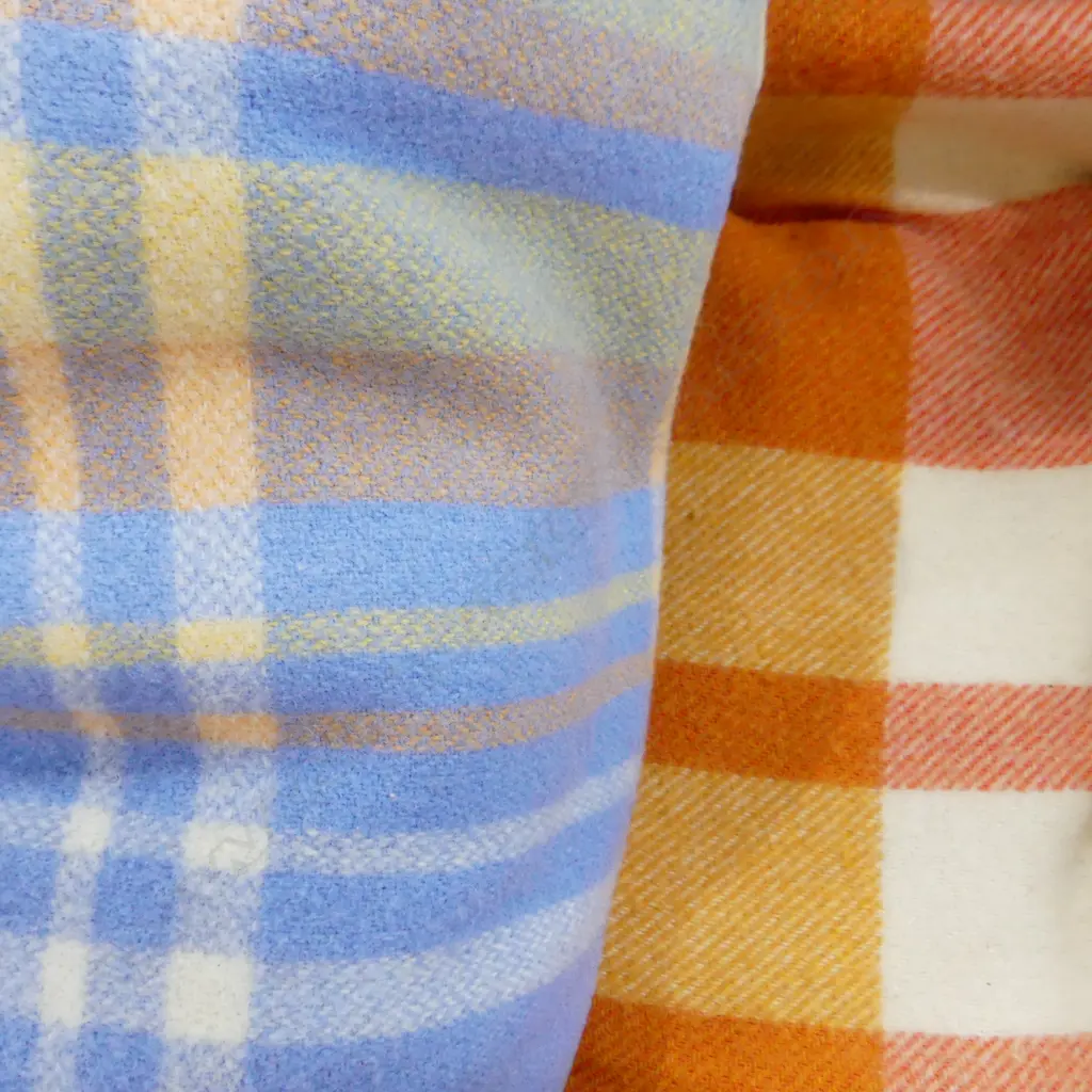 2 RETRO WOOLLEN BLANKETS  Image 1++