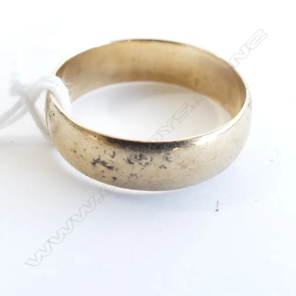 9CT GOLD BAND RING 5gms SIZE W 1/2 Image 1++