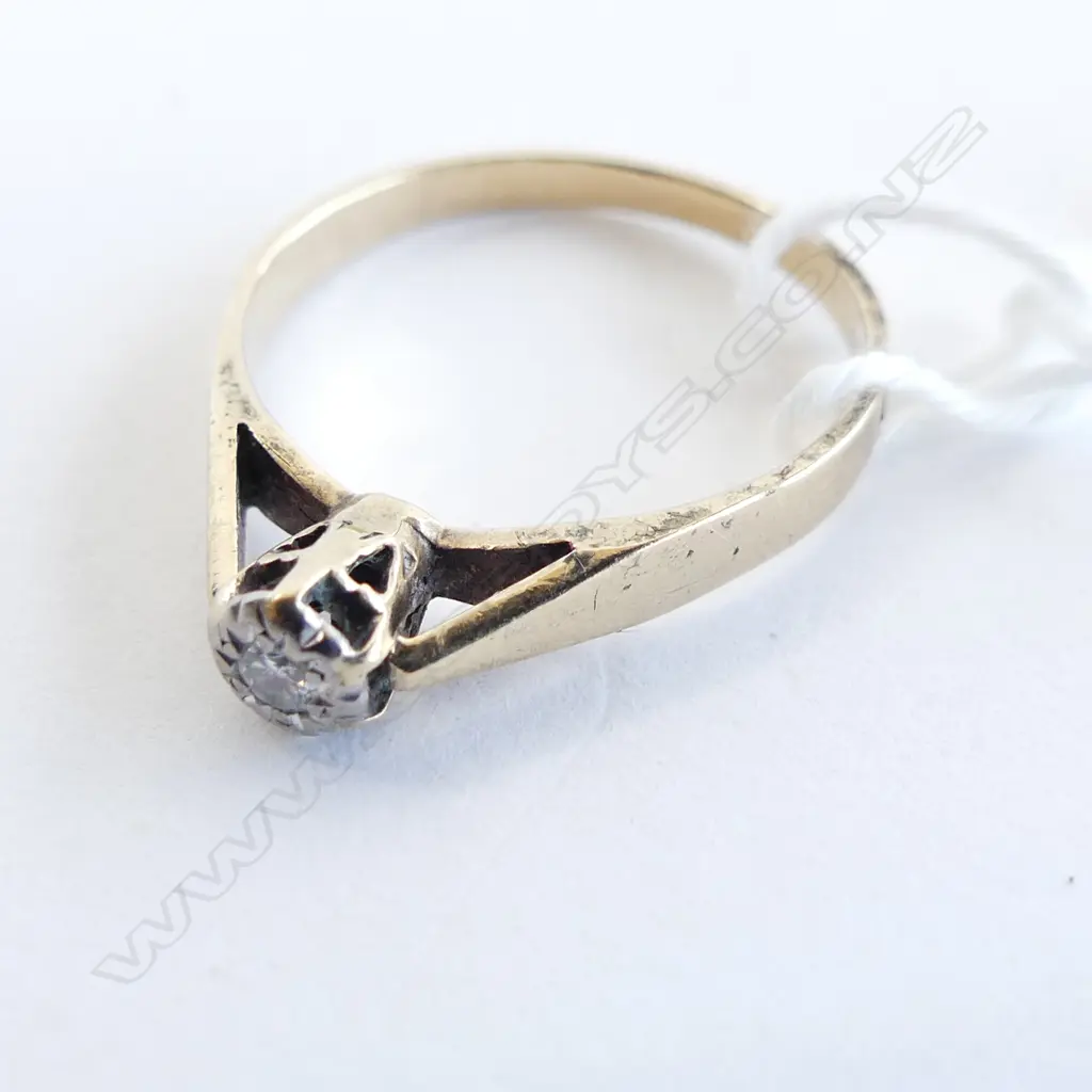 9CT GOLD & DIAMOND SOLITAIRE RING Image 1++