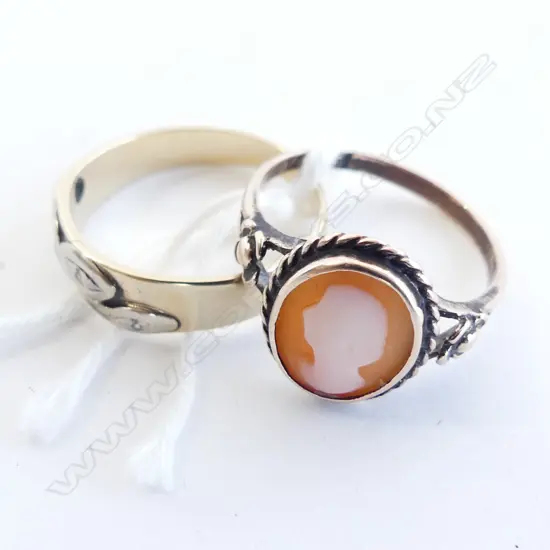 2 X 9ct RINGS: CAMEO & 3 SMALL DIAMOND