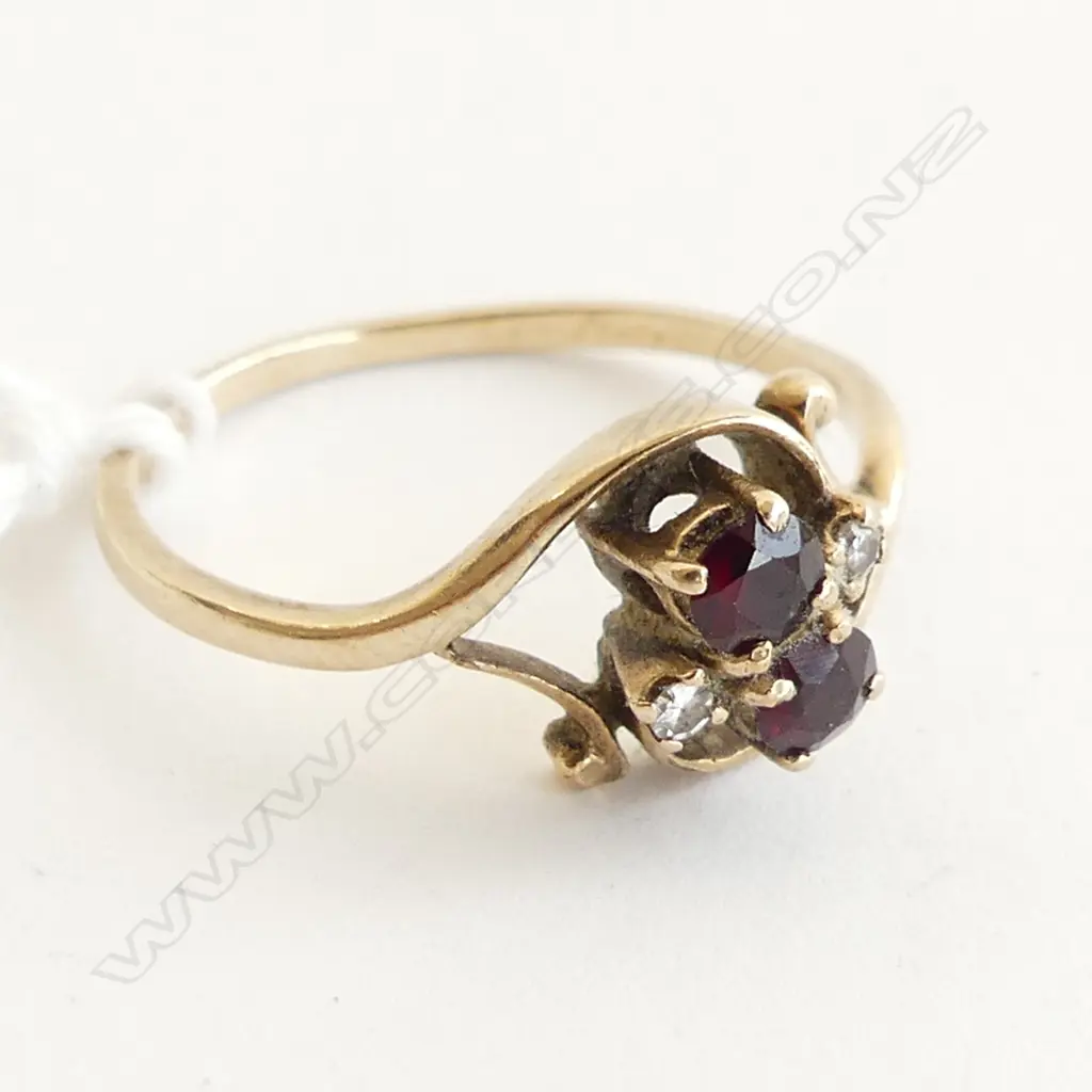 9CT RING - GARNET & DIAMONDS Image 1++