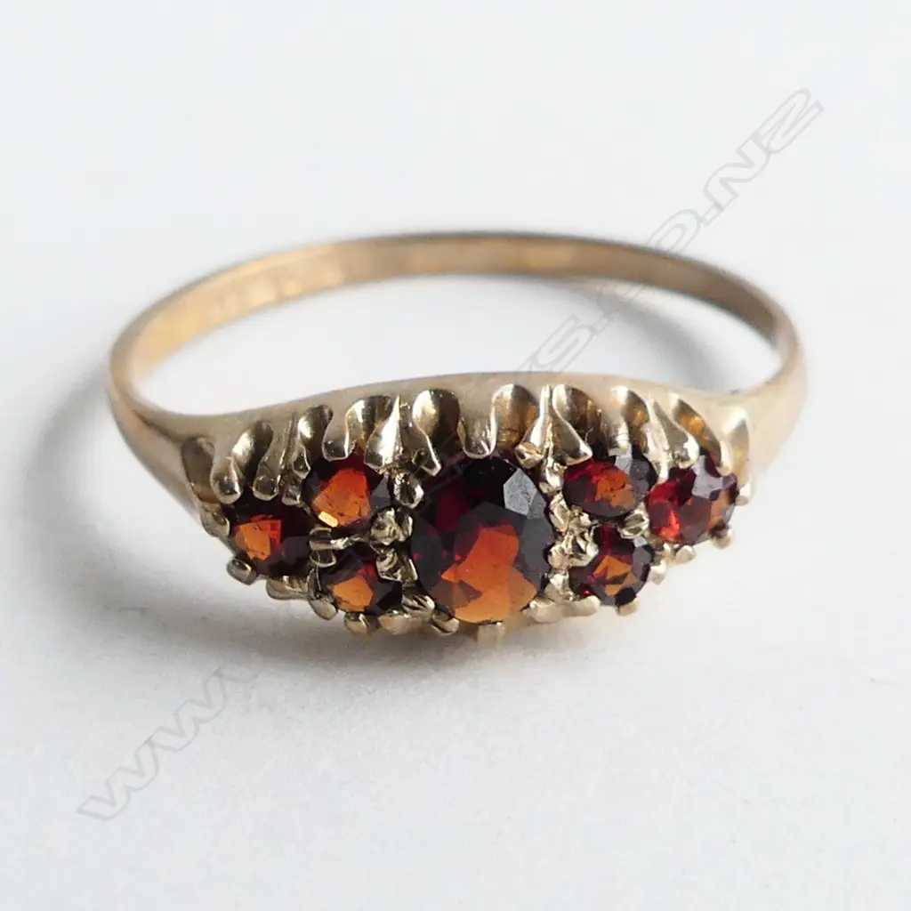 9ct GARNET ? CLUSTER RING Image 1++