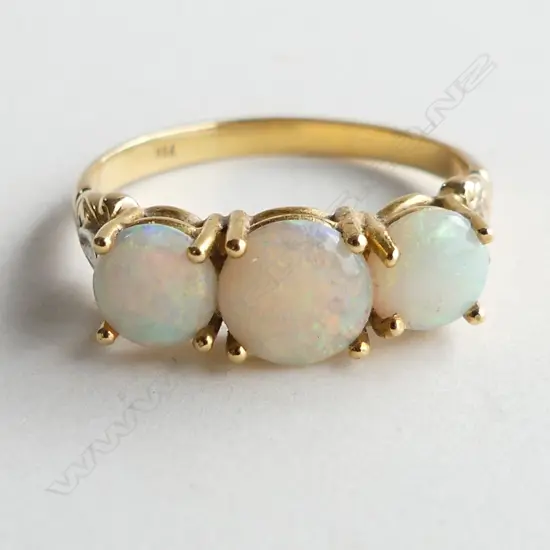18CT GOLD & 3 OPAL CABOCHON RING SIZE P