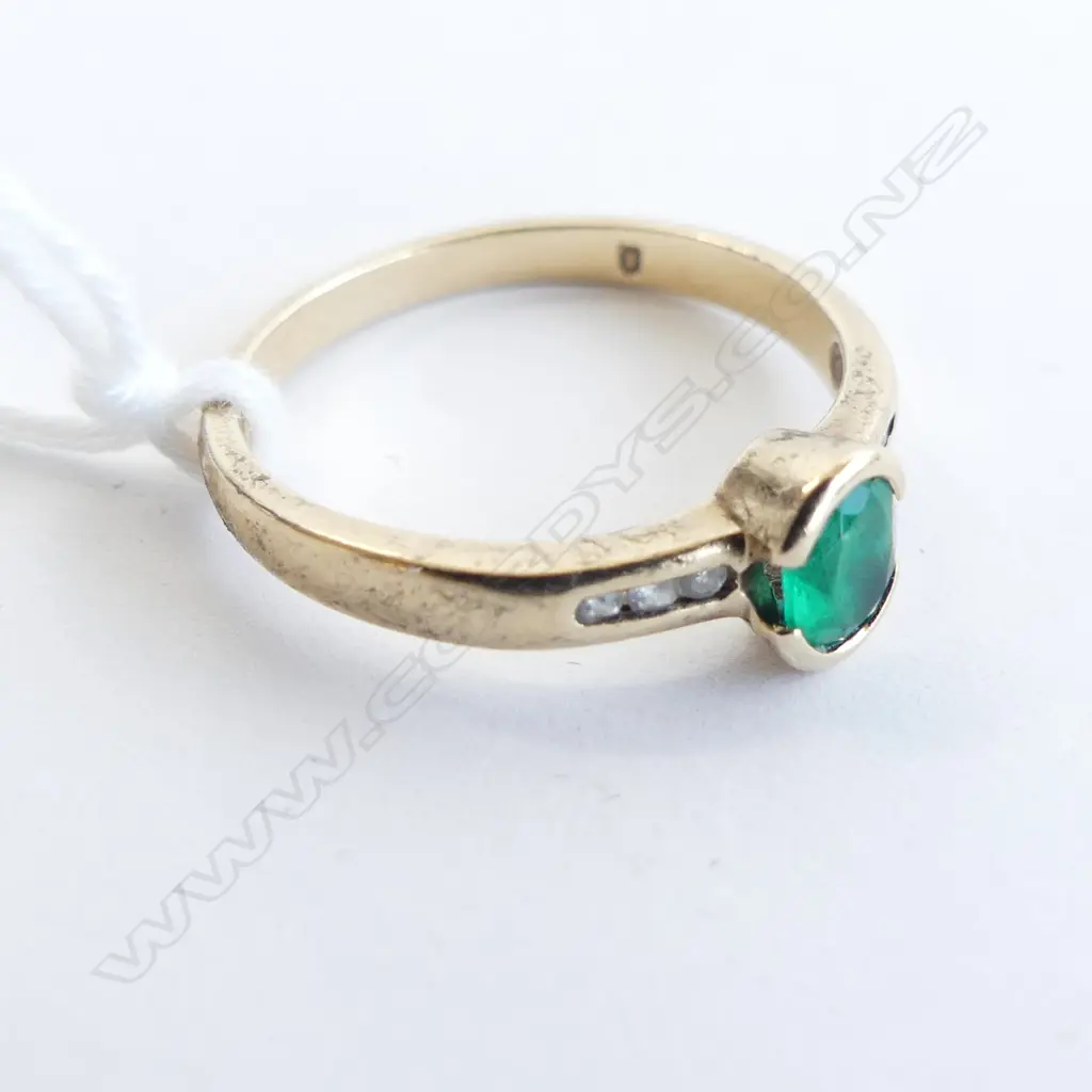 9CT EMERALD ? & DIAMOND RING 2.09gms SIZE N Image 1++