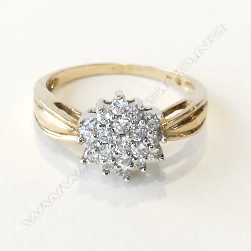 9CT & DIAMOND CLUSTER RING 3.4 GRAMS SIZE R Image 1++