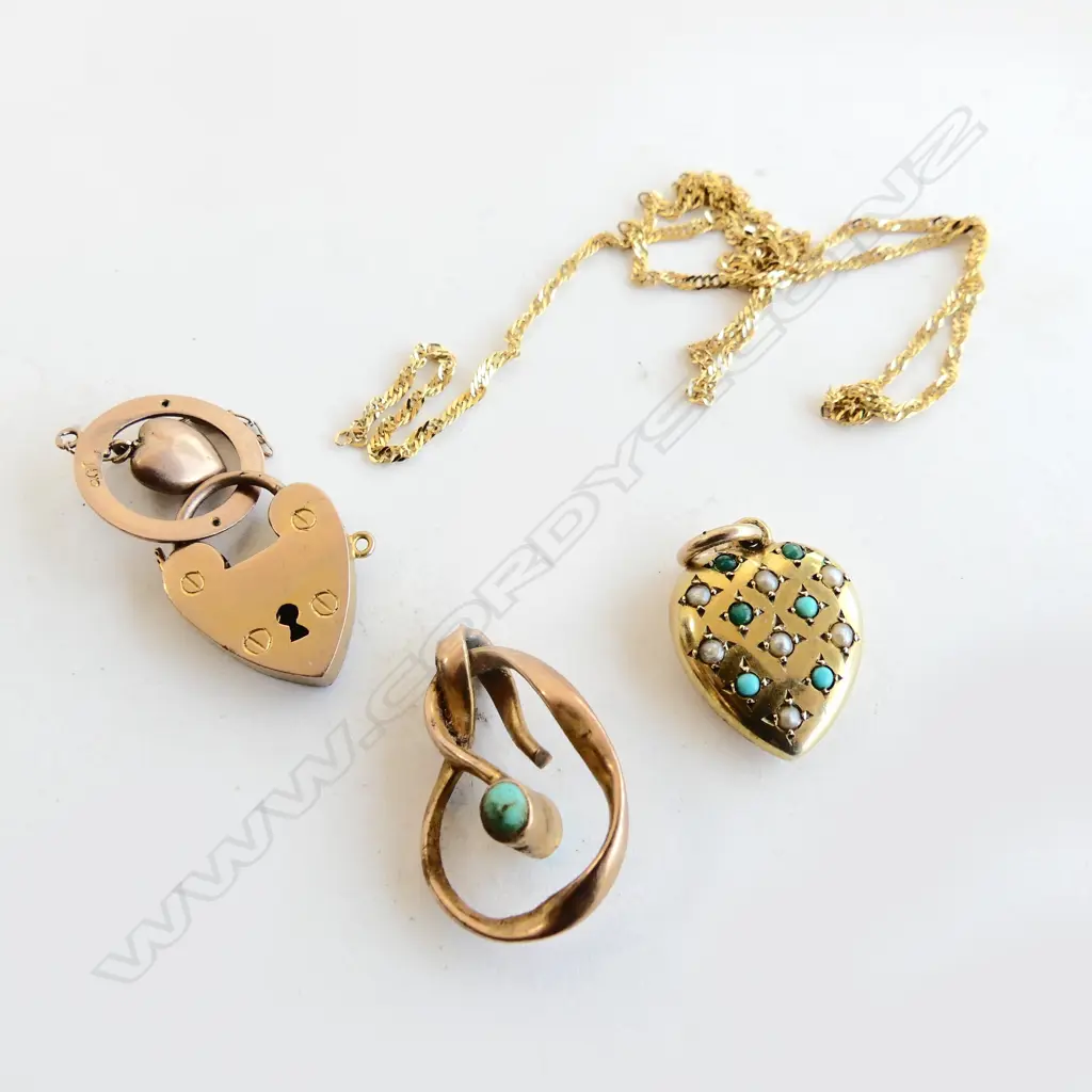 9CT GOLD PENDANT & LOCK + UNMARKED FINE CHAIN & PENDANT 7.2 GRAMS Image 1++