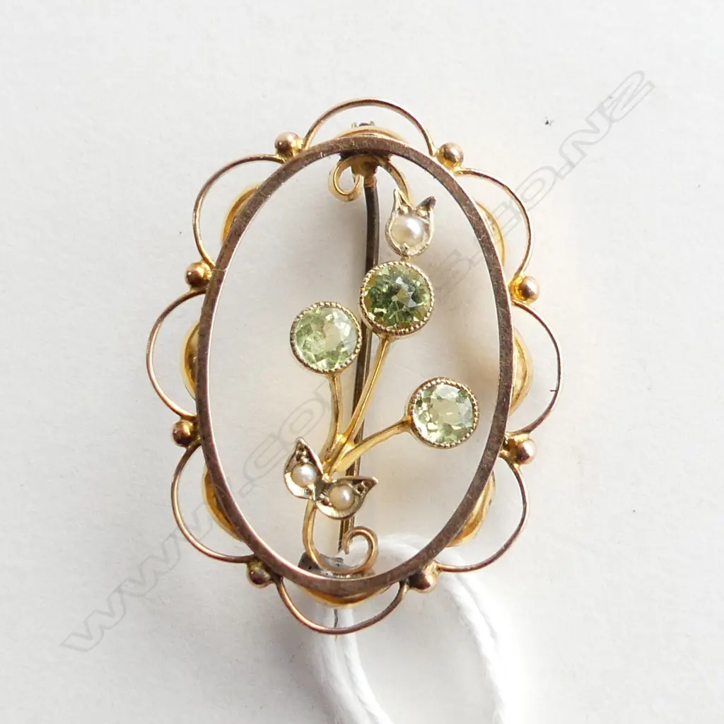 9CT PENDANT BROOCH 2.7GMS floral design w green stones peridots? Image 1++