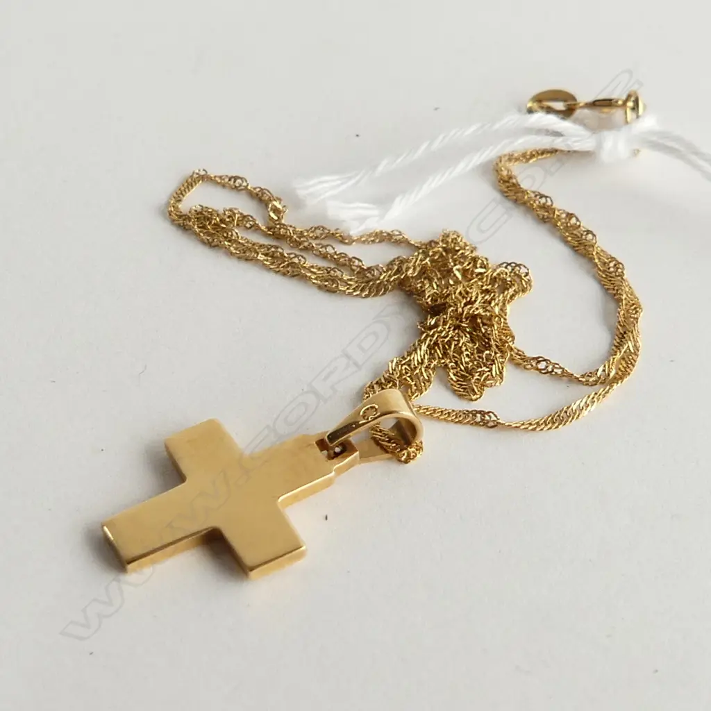 18CT GOLD CROSS PENDANT ON 18CT GOLD CHAIN 2.7GMS Image 1++