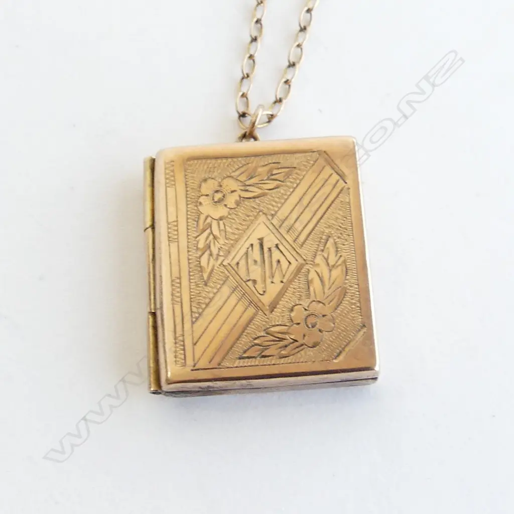 9CT LOCKET PENDANT & CHAIN 4.8 GRAMS Image 1++