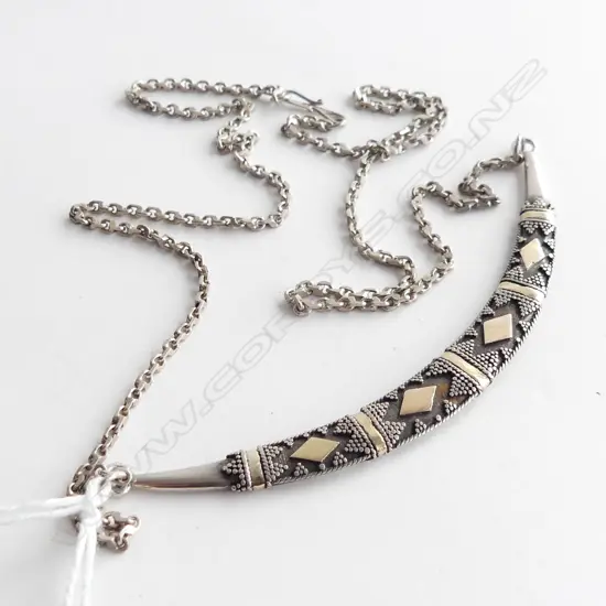 925 STG NECKLACE; CRESENT SHAPED PENDANT w. 22CT GOLD DECORATION 15.4 GRAMS