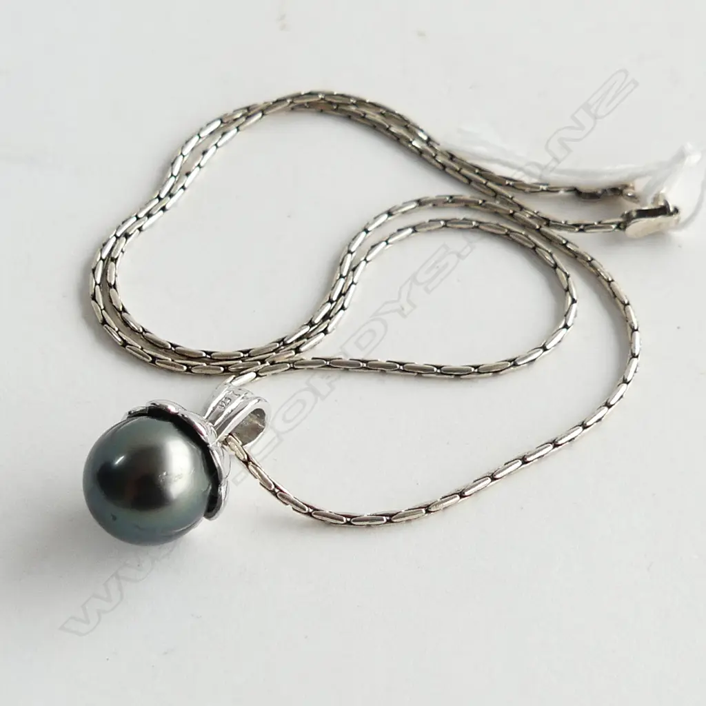 BLACK PEARL & SILVER SET PENDANT & CHAIN 8.4 GMS Image 1++