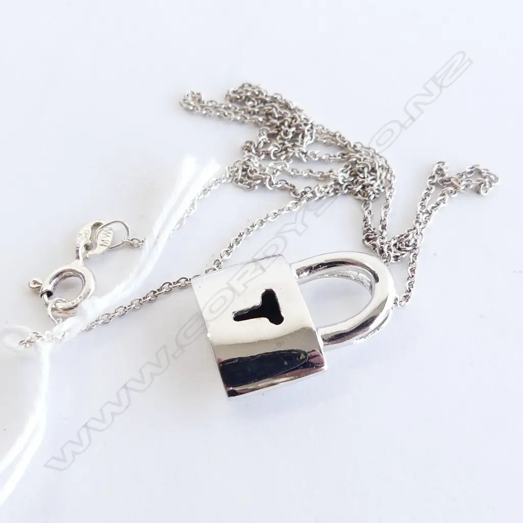 ST. SILVER PADLOCK PENDANT ON CHAIN Image 1++