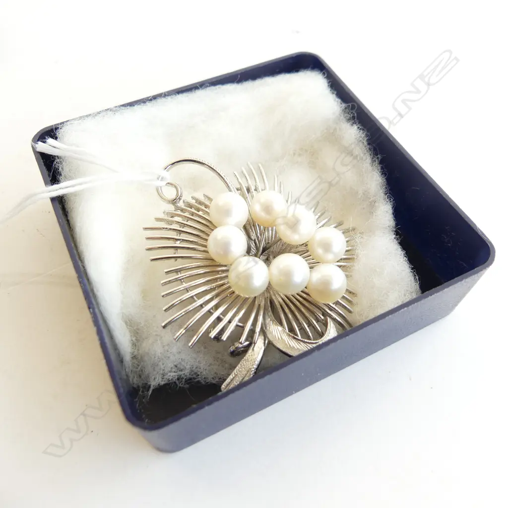VINTAGE SILVER & 8 PEARL DESIGNER SPRAY BROOCH Image 1++