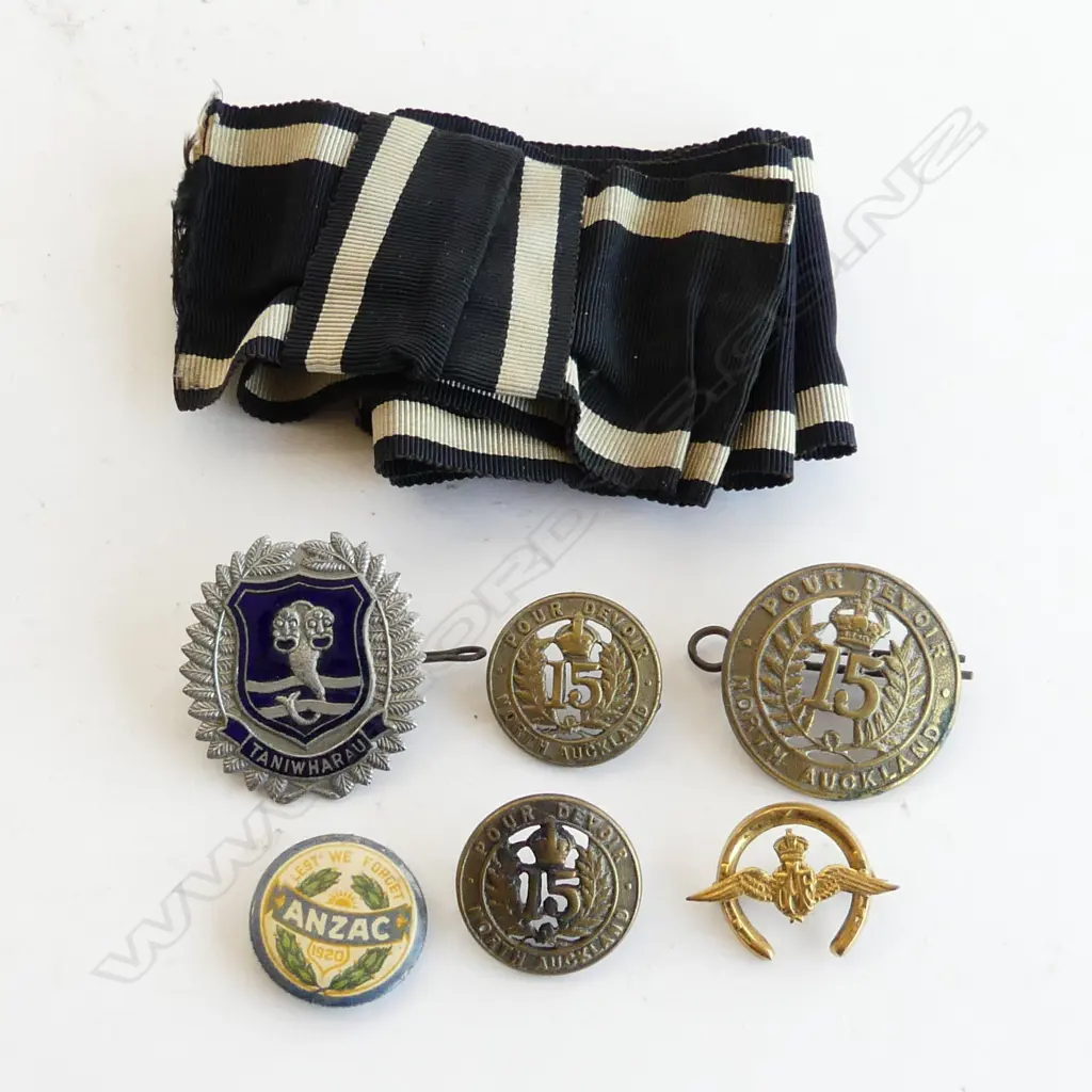 UNMARKED GOLD RAF BADGE 3.0 GRAMS + 5 ASST. MILITARY BADGES & RIBBON Image 1++
