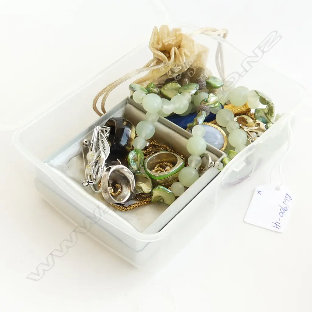 COLLECTION VINTAGE JEWELLERY. SILVER + JADE + RINGS ETC Image 1++