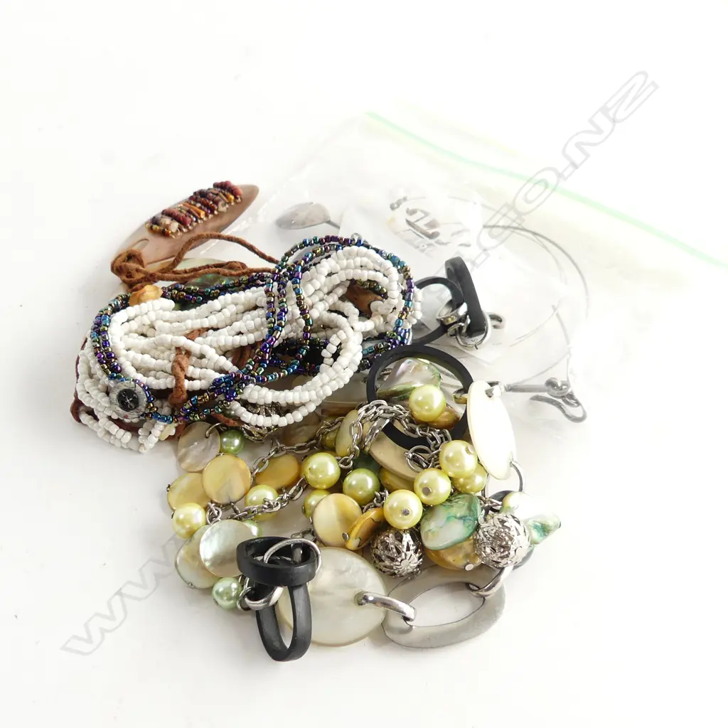 LOT ASST VINTAGE PAUA  AND SHELL NECKLACES Image 1++