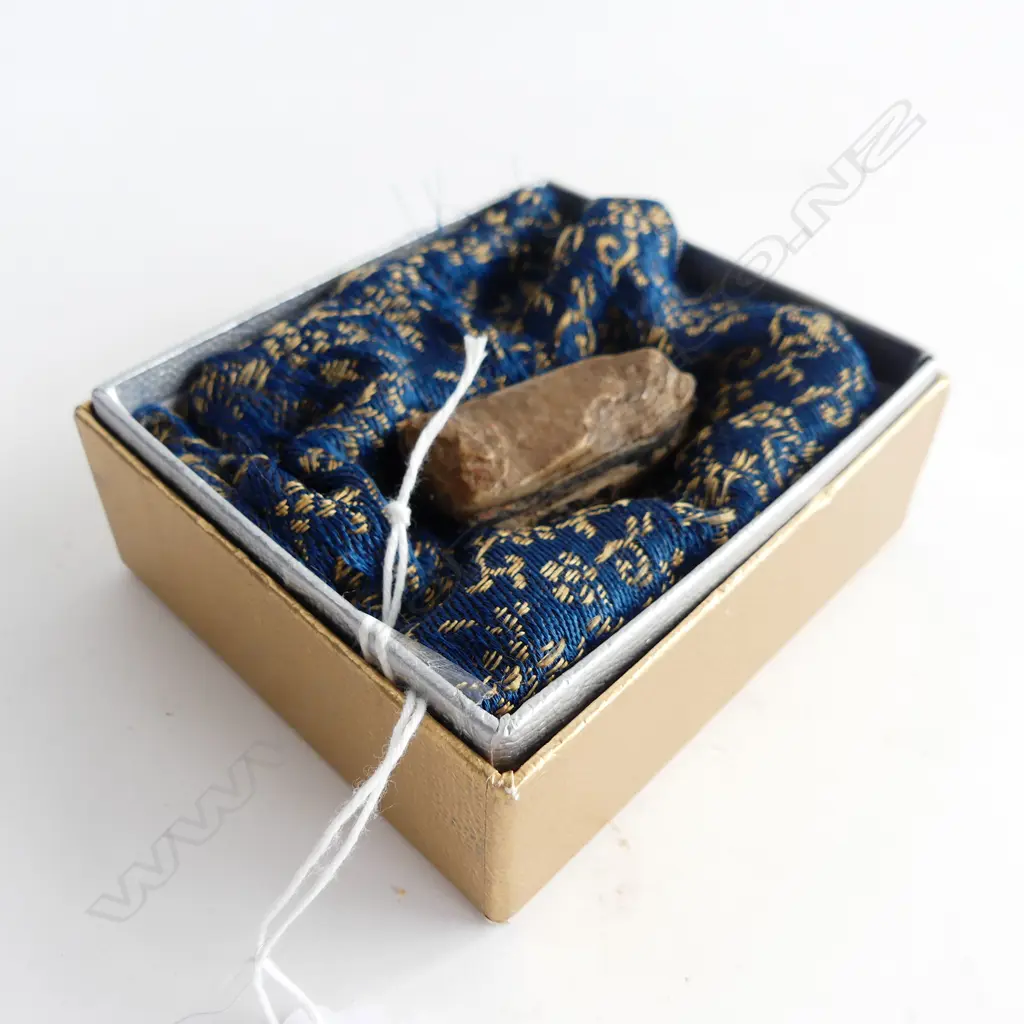 ANCIENT BUDDHISTIC? SHAPED STONE RELIC IN A FITTED FABRIC SLEEVE OF UNKNOWN MATERIAL WHICH HAS WAVY STRIPS OF ...... Image 1++