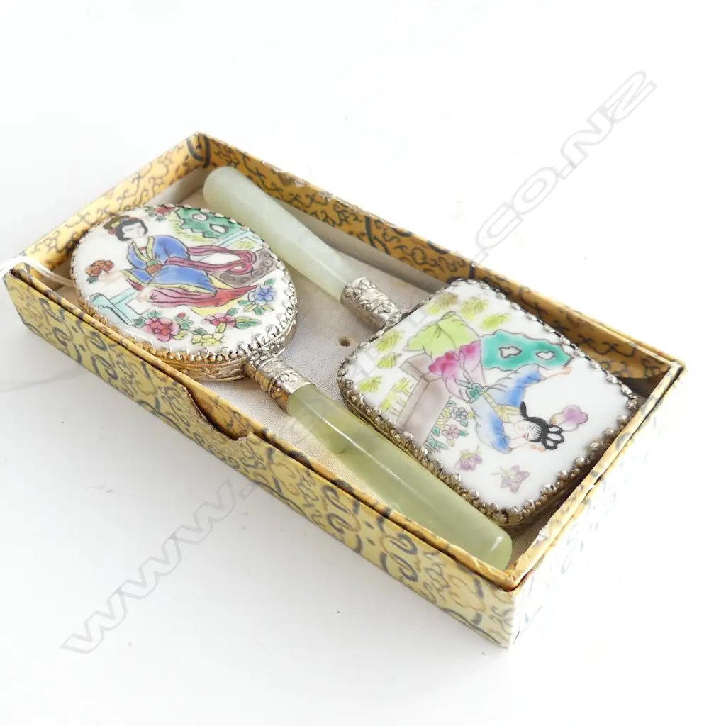 PR VINTAGE BOXED ORIENTAL PORCELAIN VANITY MIRROS WITH JADE HANDLES L.145MM Image 1++