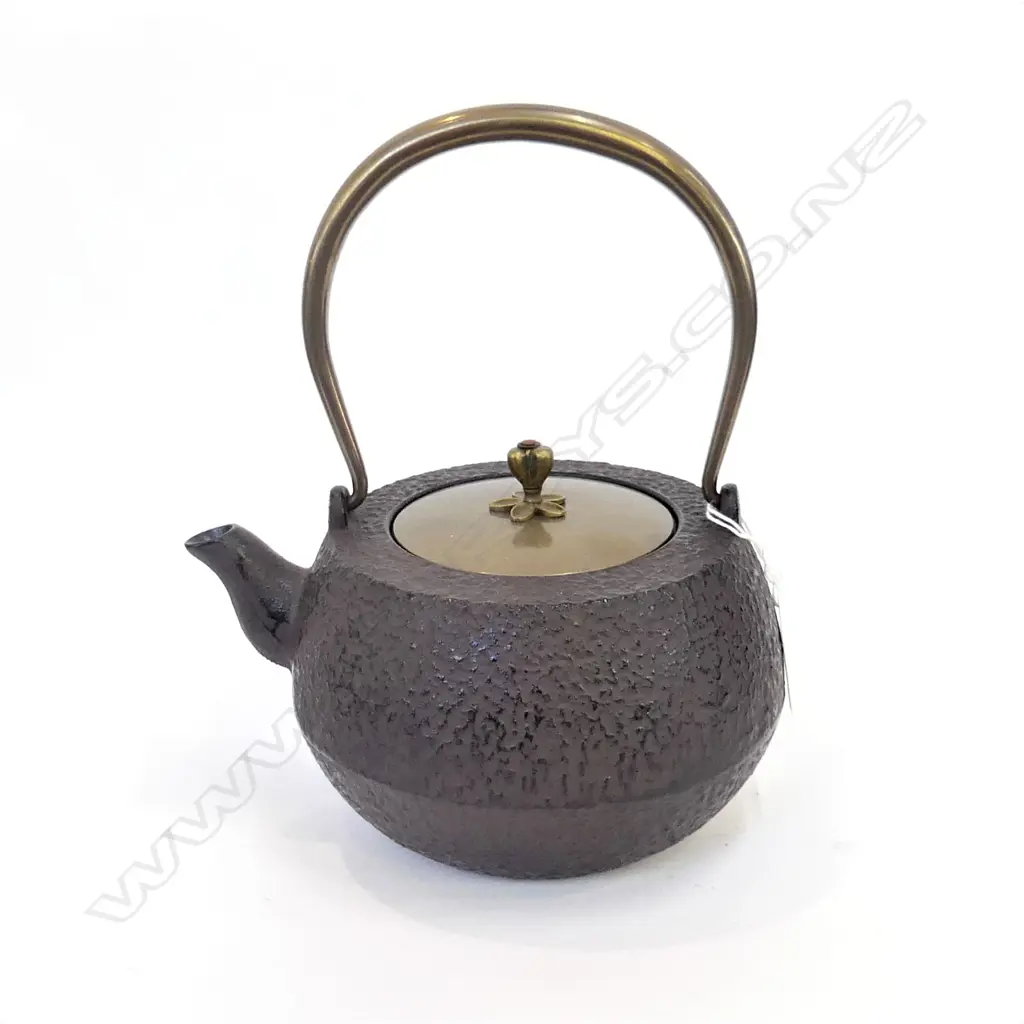 JAPANESE IRON TEA POT BRONZE LID Image 1++