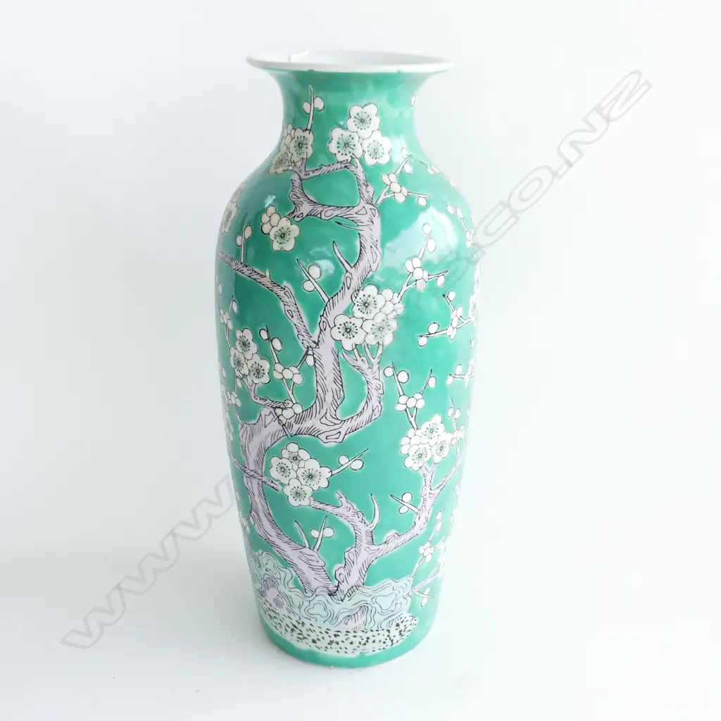 LG ORIENTAL BLOSSOM PATTERN VASE WITH EMERALD GREEN BACKGROUND H. 335MM Image 1++
