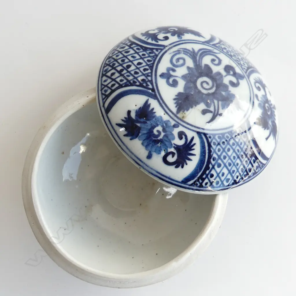 BLUE & WHITE ORIENTAL BOWL (DIA 184MM) & SM LIDDED ROUND BOX (REPAIR TO LID) (DIA 120MM) Image 1++