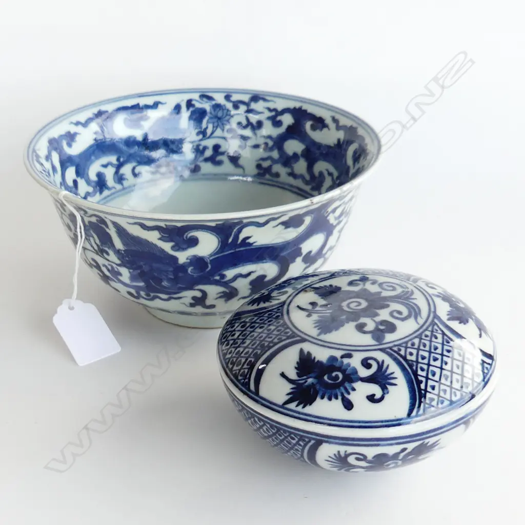 BLUE & WHITE ORIENTAL BOWL (DIA 184MM) & SM LIDDED ROUND BOX (REPAIR TO LID) (DIA 120MM) Image 1++
