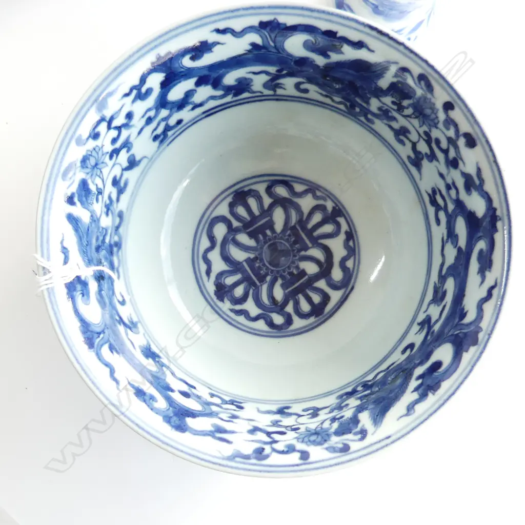 BLUE & WHITE ORIENTAL BOWL (DIA 184MM) & SM LIDDED ROUND BOX (REPAIR TO LID) (DIA 120MM) Image 1++