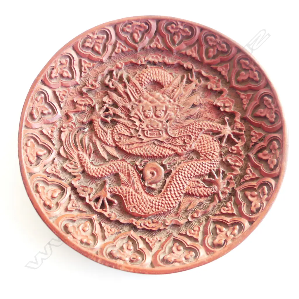 4 ORIENTAL PCES; 2 SMALL B/W VASES H.125mm (one chipped) CINNABAR DRAGON PLATE 200mm dia Image 1++