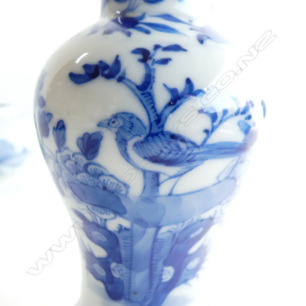 4 ORIENTAL PCES; 2 SMALL B/W VASES H.125mm (one chipped) CINNABAR DRAGON PLATE 200mm dia Image 1++
