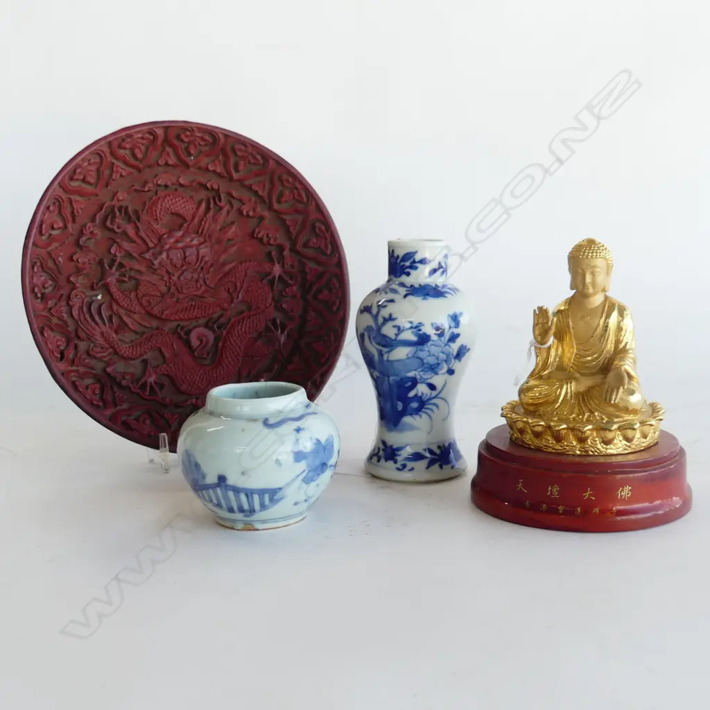 4 ORIENTAL PCES; 2 SMALL B/W VASES H.125mm (one chipped) CINNABAR DRAGON PLATE 200mm dia Image 1++
