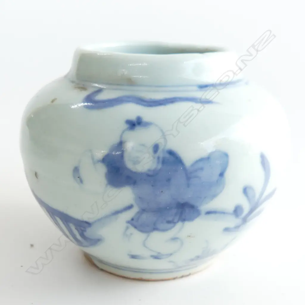 4 ORIENTAL PCES; 2 SMALL B/W VASES H.125mm (one chipped) CINNABAR DRAGON PLATE 200mm dia Image 1++