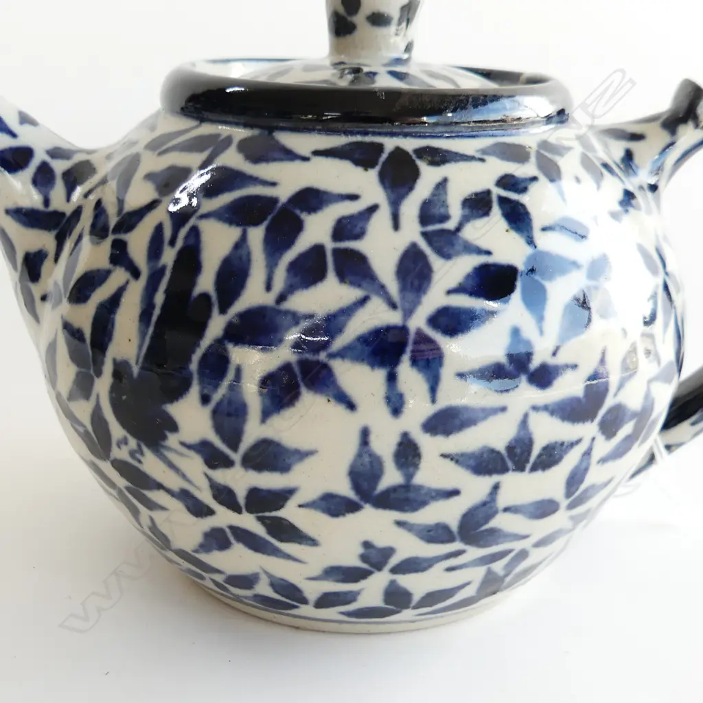 VINTAGE BLUE & WHITE ORIENTAL TEAPOT & SHALLOW DISH (DIA 285MM) Image 1++