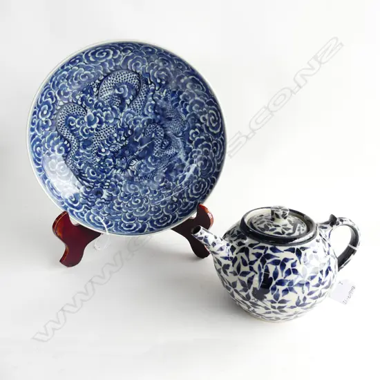 VINTAGE BLUE & WHITE ORIENTAL TEAPOT & SHALLOW DISH (DIA 285MM)