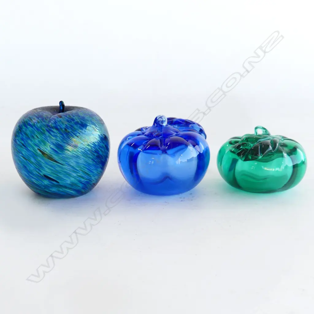 3 ASST GLASS APPLES INCL NZ GLASS APPLE PAPERWEIGHT  Image 1++