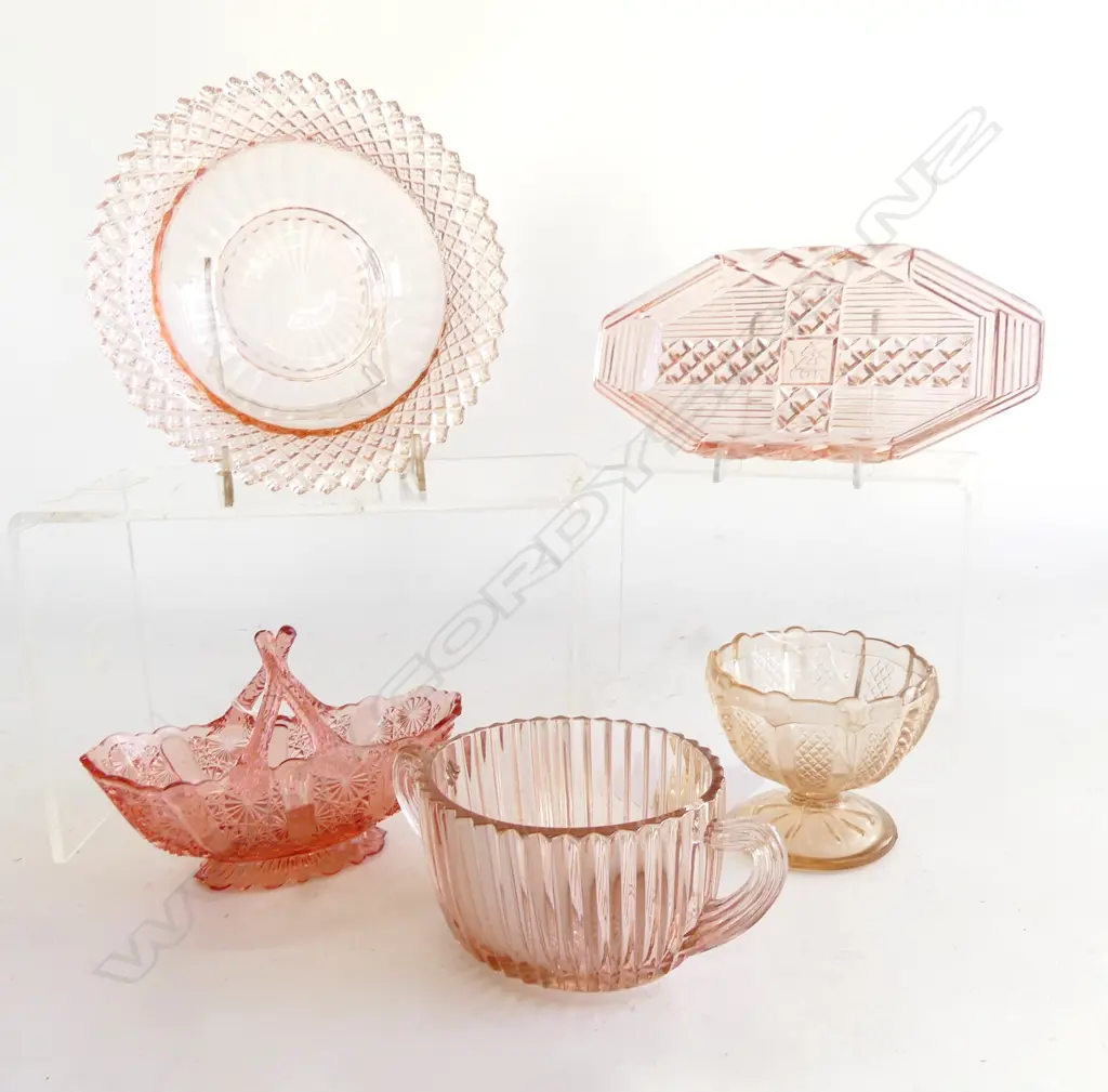 5 PCS PEACH COLOURED DEPRESSION GLASS, 4 ASST SM DISHES & SM TRAY (L. 205MM) Image 1++