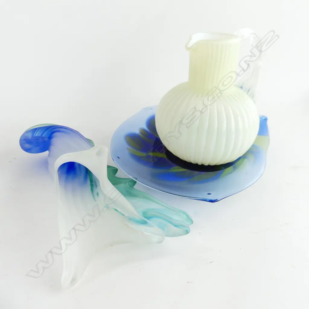 3 PCES ART GLASS; JUG, BOWL, SHELL VASE (REPAIR) H.220mm Image 1++