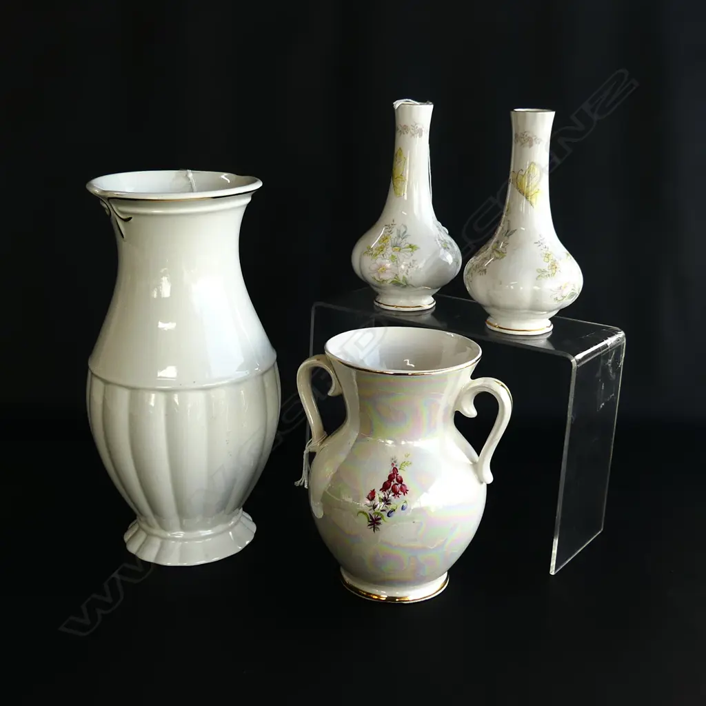 4 VASES; ROYAL WINTON BLANC DE CHINE (H.230MM) TITIAN V.117 (H.145MM) + PR ROYAL ALBERT BUTTERFLY DAYS (H.135MM) Image 1++