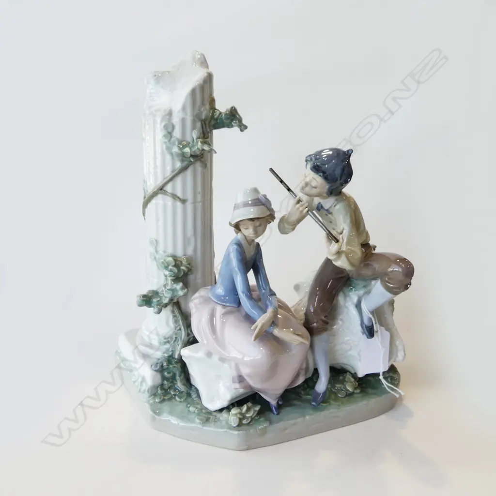 LLADRO #5382 'LOVERS SERENADE' H.260mm faults Image 1++