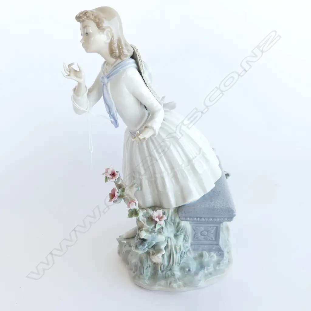 LLADRO FIGURINE GIRL WITH FLOWERS H285MM Image 1++