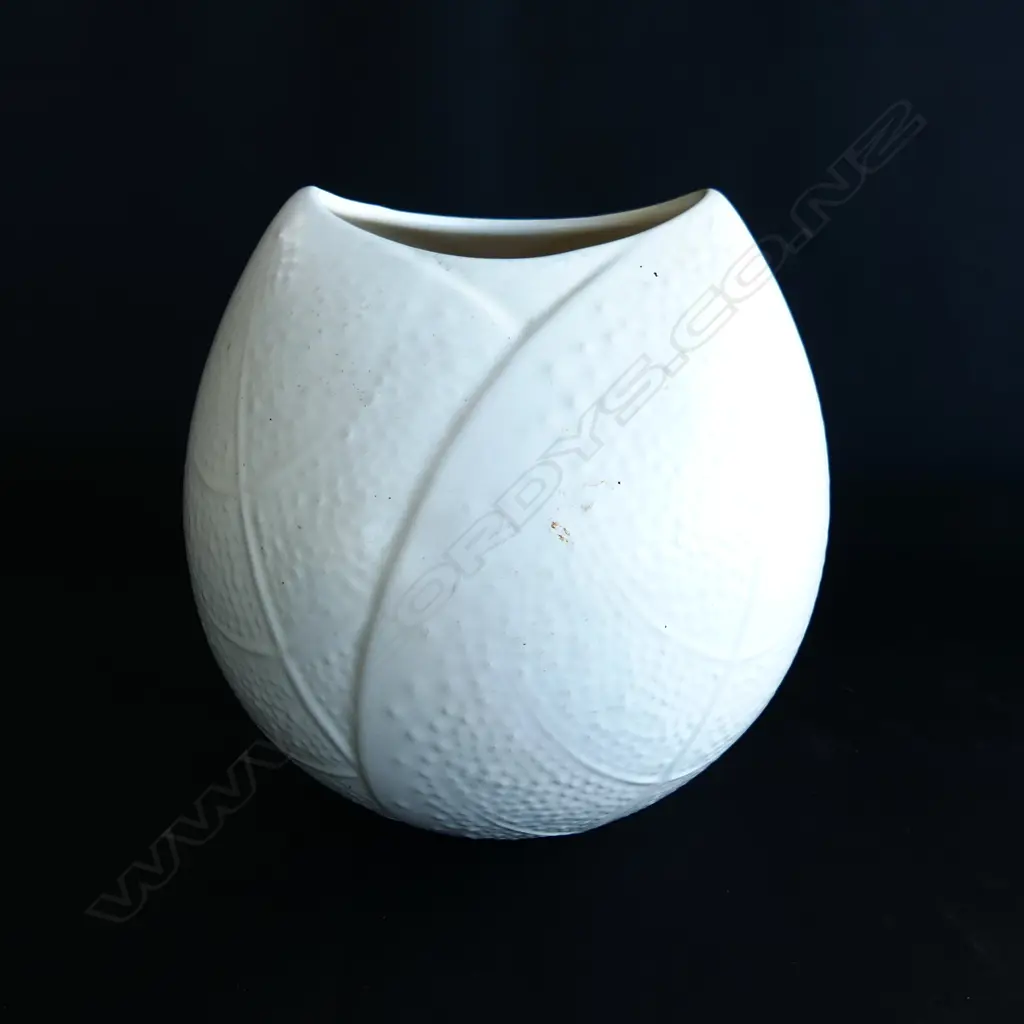 CROWN LYNN VASE  DOTTED FINISH AND ELIPTICAL OPENING BASE STAMP DOT  .604. (DOT)  H.155mm Image 1++