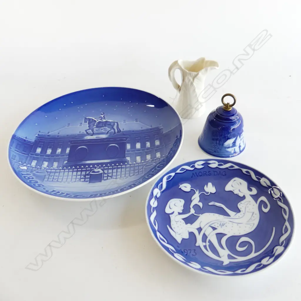 2 PCES B&G DENMARK; BELL + PLATE 230mm dia + R. COPENHAGEN MOTHERS DAY PLATE + R. WORCESTER LEAF JUG H.85mm Image 1++